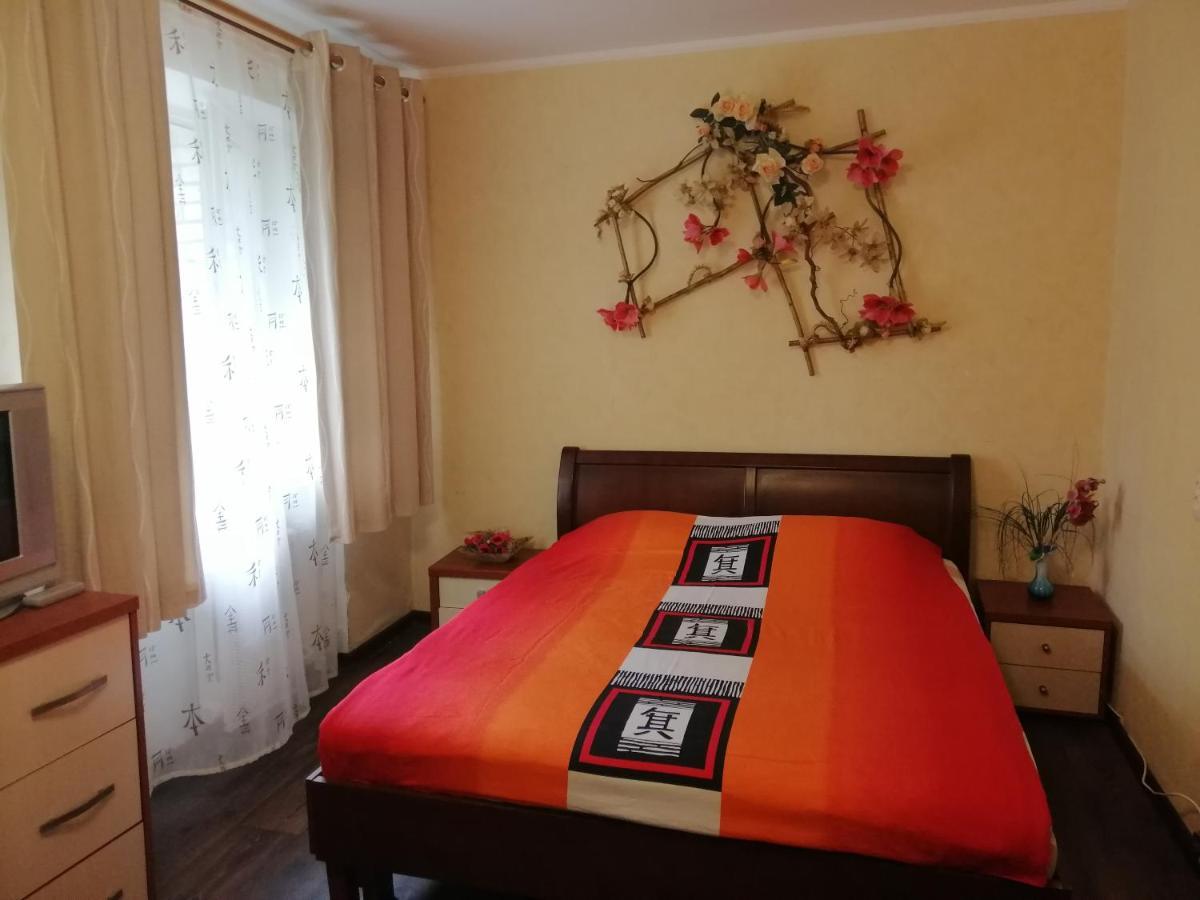 Isida Hotel: Near Zhuliany Airport and Beresteiska Metro Kyiv Exterior photo