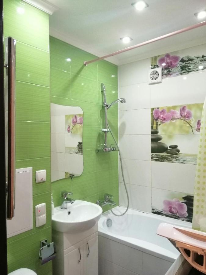 Isida Hotel: Near Zhuliany Airport and Beresteiska Metro Kyiv Exterior photo